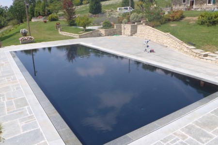 Piscina in resina nera